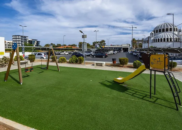 Mulberry Court Premium